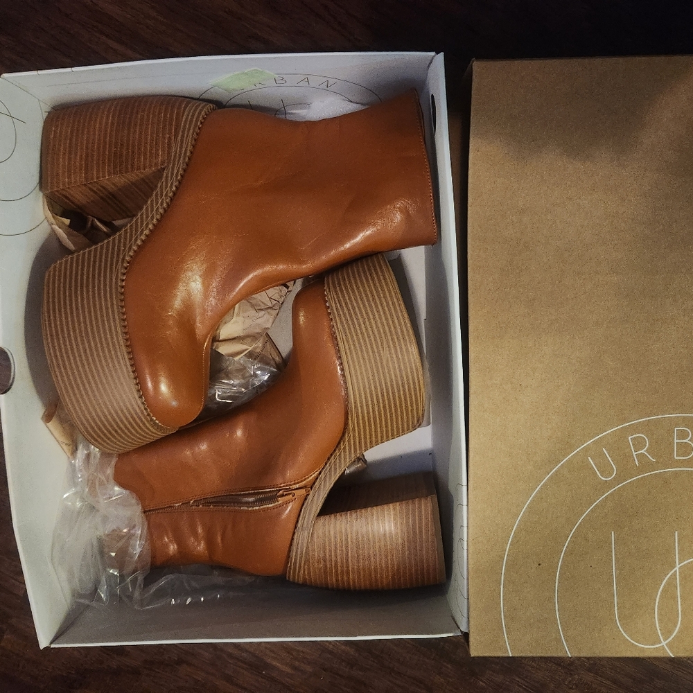 Urban Outfitters Anna Suede Platforms. Size 9 EU 40.